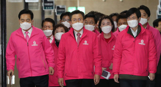 미래통합당 황교안(가운데) 대표와 심재철(왼쪽) 원내대표, 최고위원들이 16일 서울 여의도 국회에서 열린 최고위원회의에 참석하고 있다.    연합뉴스